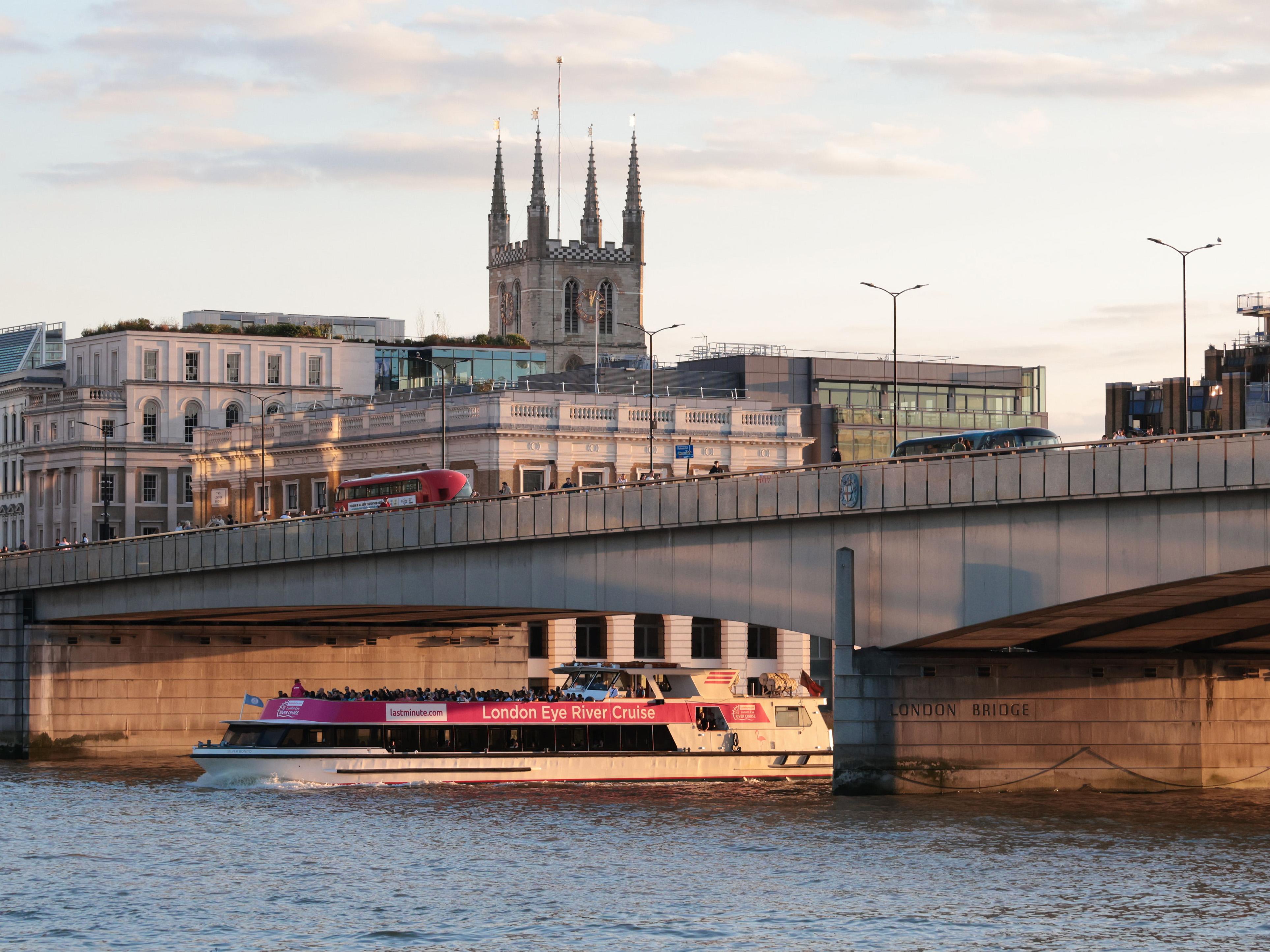 英国年度净移民人数锐减近七成